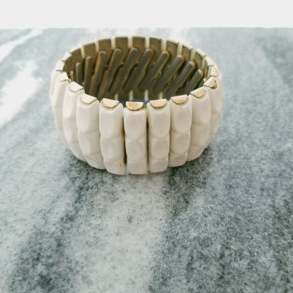 Vintage White Panel Stretch Expanding Bangle Bracelet, Unsigned, Estate - Picture 3 of 6